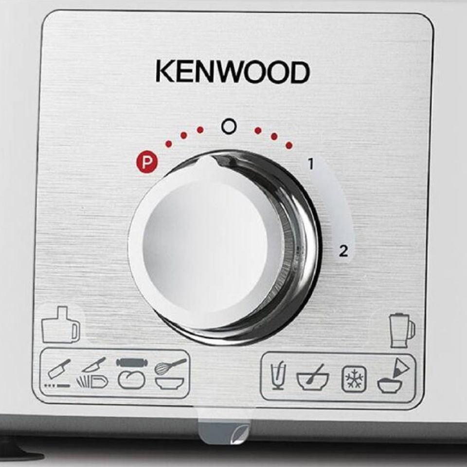 لقطة مقربة للوحة التحكم المعدنية المصقولة في محضر الطعام Kenwood MultiPro Express، والتي تتميز بقرص تحكم دوّار باللون الأبيض، وإعداد النبض (Pulse)، وإعدادين للسرعة، وأيقونات للوظائف.
