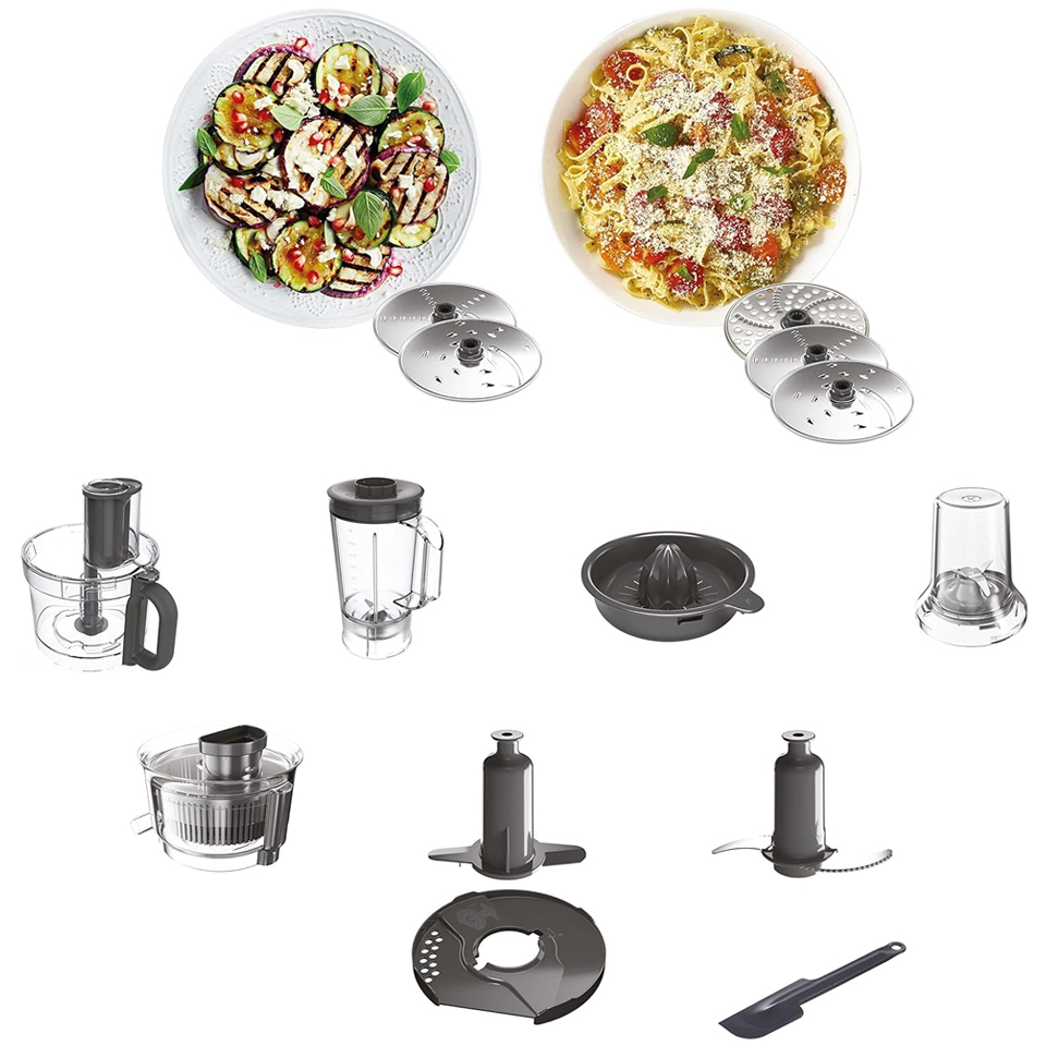 نظرة عامة على جميع ملحقات محضر الطعام Kenwood MultiPro Express FDP65.750، بما في ذلك وعاء التحضير بسعة 3 لتر، وإبريق الخلاط، وعصارة الحمضيات، والمطحنة الصغيرة، وملحق مستخرج العصير، وأقراص التقطيع والبشر المصنوعة من الستانلس ستيل، وأداة العجين، وشفرة دقيقة بأسنان صغيرة، وملعقة الطعام.