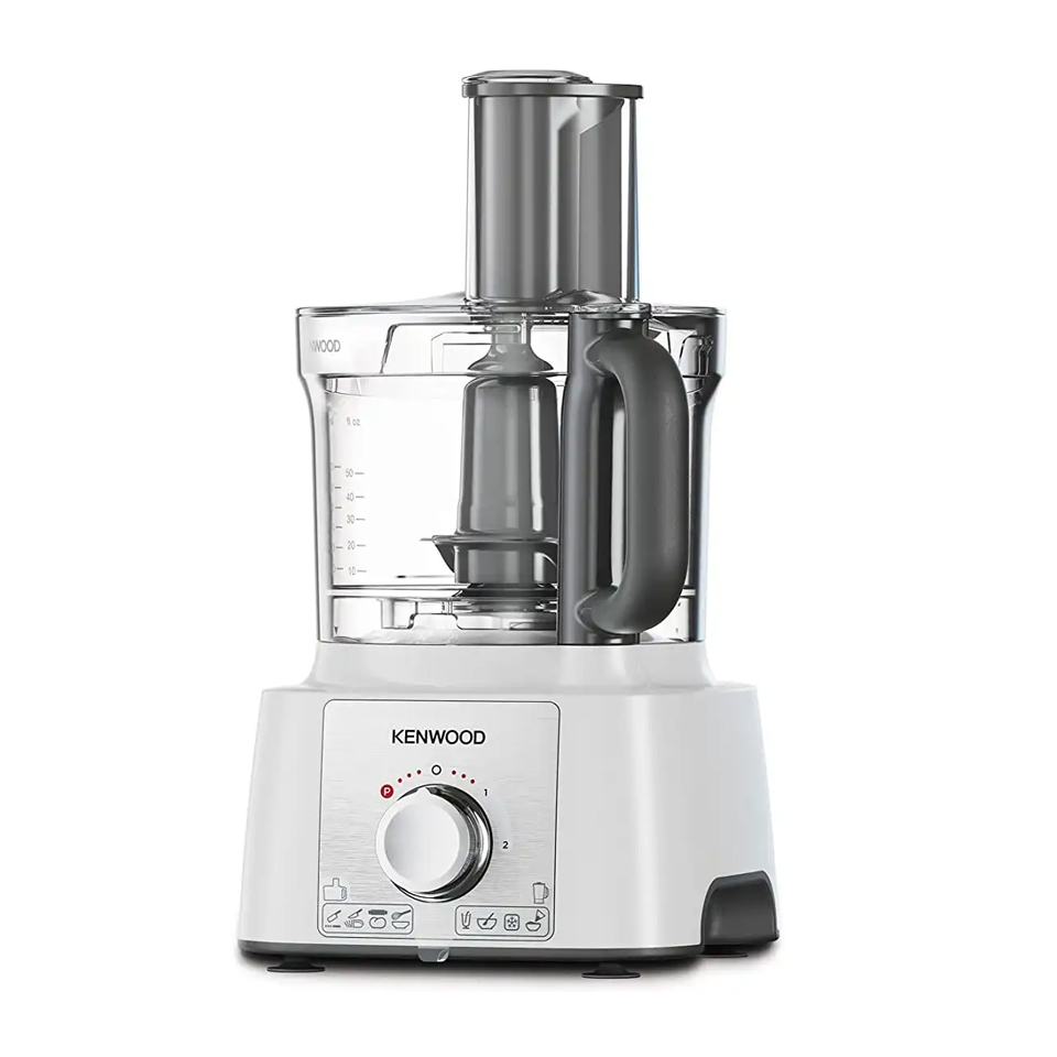 محضر الطعام Kenwood MultiPro Express بقدرة 1000 وات باللون الأبيض، مزود بوعاء تحضير سعة 3 لتر مع الغطاء وأنبوب إدخال المكونات، معزول على خلفية بيضاء.