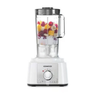 قاعدة محضر الطعام Kenwood MultiPro Express البيضاء بقدرة 1000 وات، مزودة بإبريق خلاط شفاف بسعة 1.5 لتر يحتوي على مكونات طازجة لتحضير السموذي، معزولة على خلفية بيضاء.