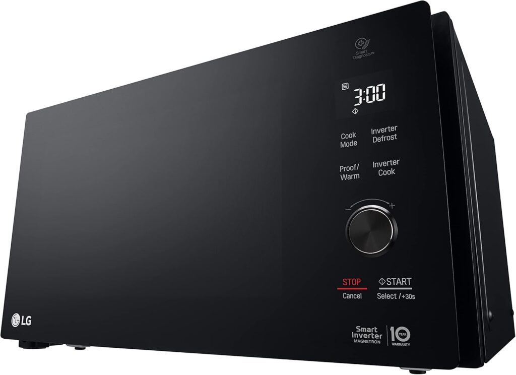 فرن ميكروويف وشواية LG MH8265DIS سعة 42 لتر، منظر بزاوية يوضح لوحة التحكم وتقنية Smart Inverter ومقبض التحكم.